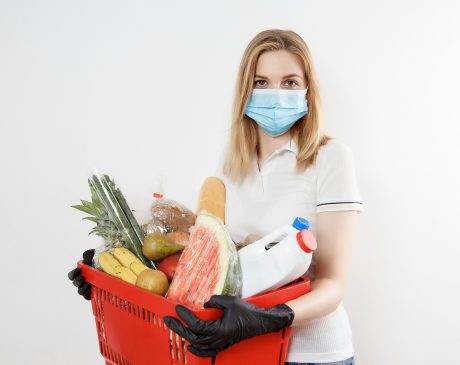 Vrouw doet boodschappen terwijl ze ziek is